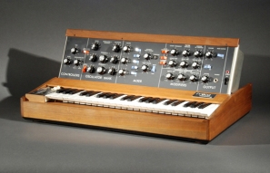 artifact-2005-0095-synthesizer-minimoog